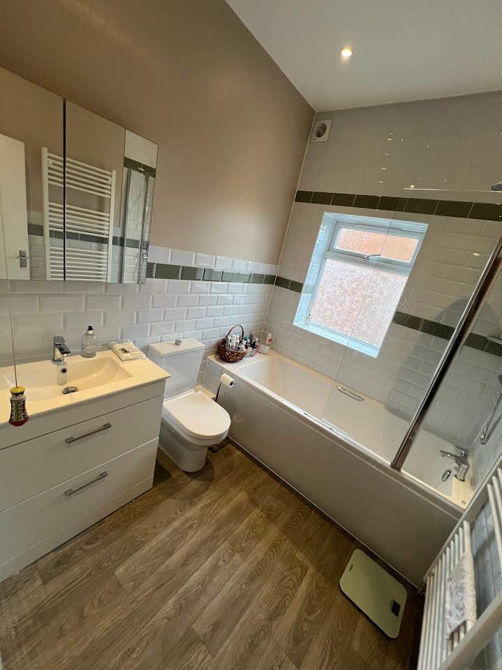 Classic White & Timber Suite detail