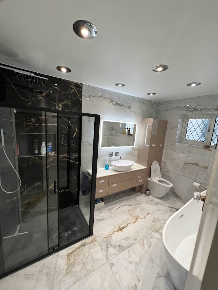 High-Contrast Feature Ensuite bathroom