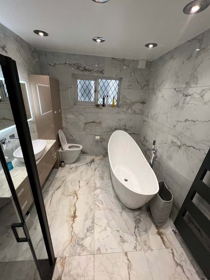 High-Contrast Feature Ensuite detail