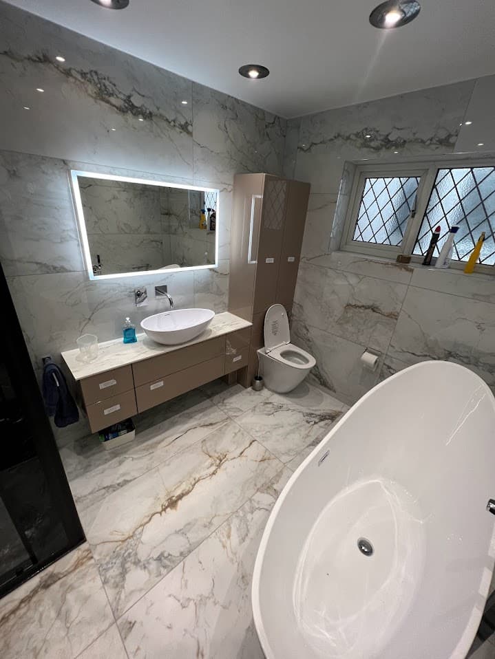 High-Contrast Feature Ensuite detail