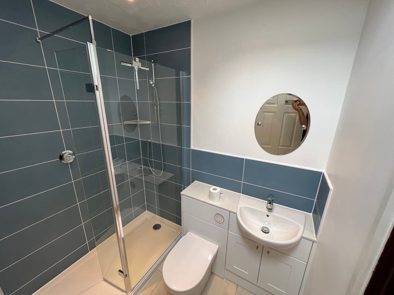 Slate Blue & White Suite bathroom