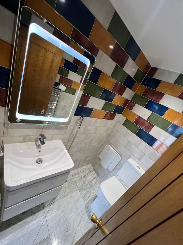 Vibrant Metro WC detail