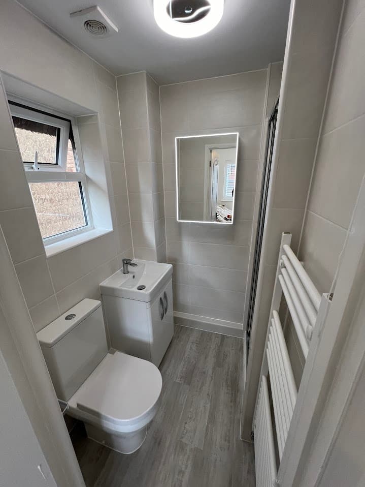 Compact Bright Shower Room