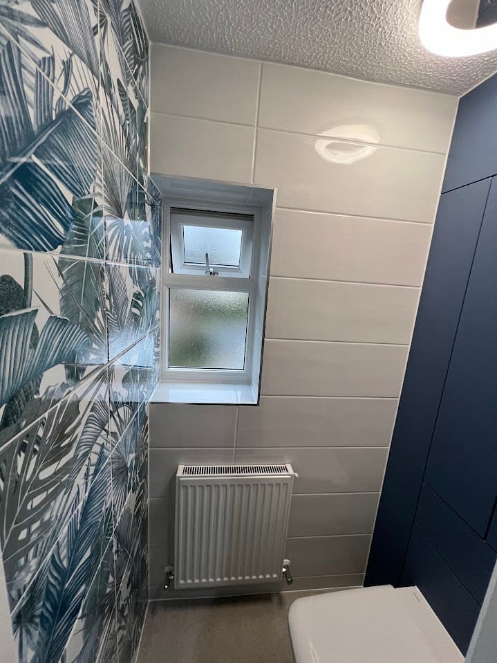 Tropical Feature & Fitted Suite bathroom