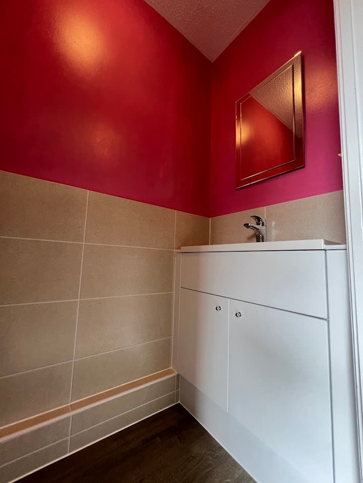 Vibrant Magenta Cloakroom detail